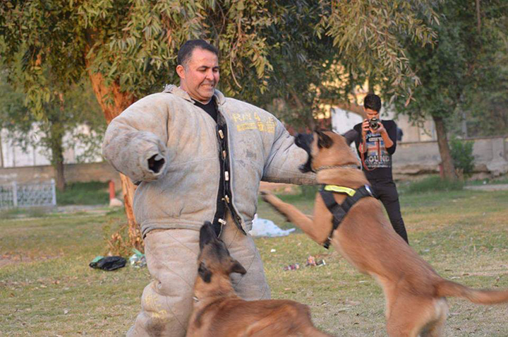 مدرب الكلاب العراقي خالد محمد حسن فاضل