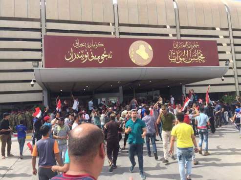 متظاهرون امام مبنى مجلس النواب العراقي/بغداد (30/ابريل/2016)
