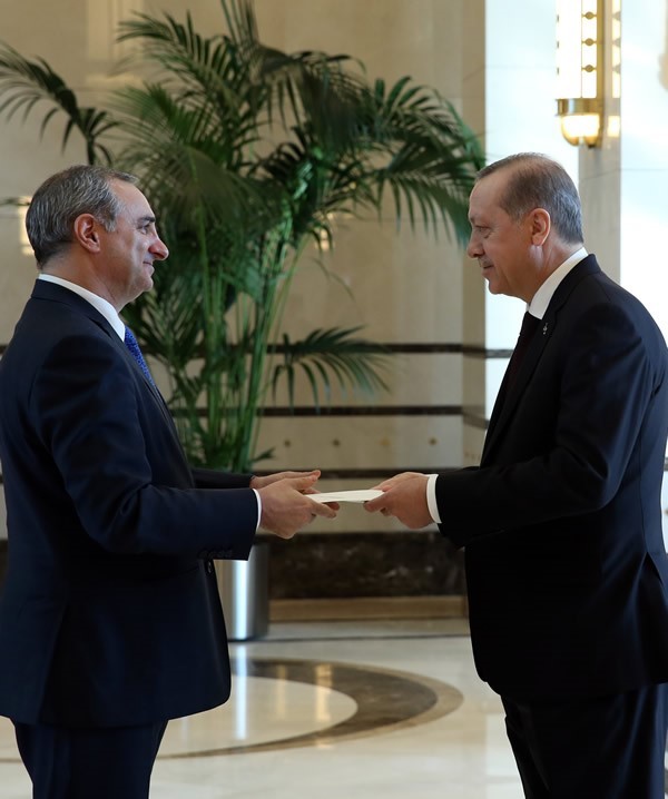 الرئيس التركي رجب طيب اردوغان والسفير الإسرائيلي الجديد الى تركيا ايتان نائي ( www.tccb.gov.tr/ar)