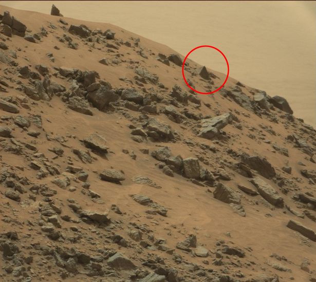الهياكل الهرمية في الصورة على سطح المريخ