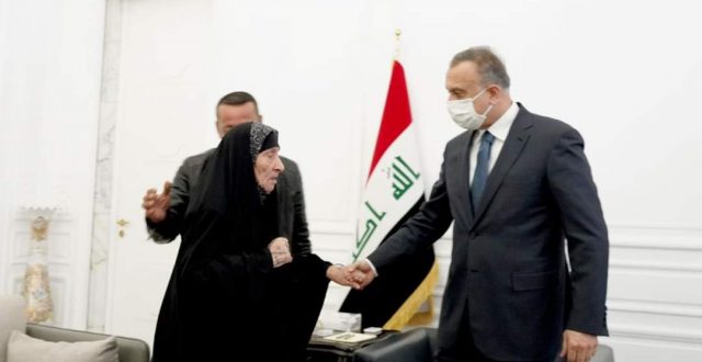 الكاظمي يستقبل سيدة عراقية أم لسبعة شهداء
